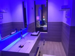 Shower, towels, soap, shampoo - dana hotel (Riyadh)