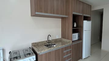 Geladeira, micro-ondas, fogão, cooktop
