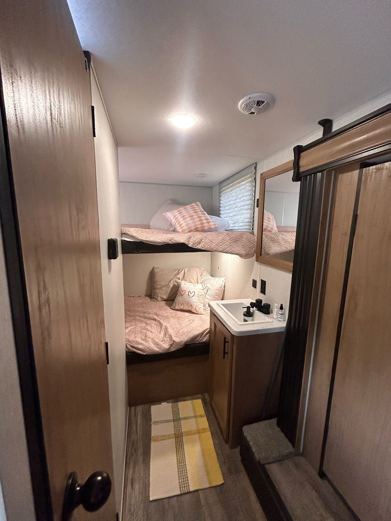 Cozy 2BRWolf Pup Experience w/ Bunk Beds & Queen Bed @ KHP