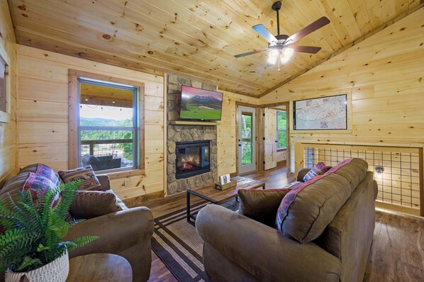 TV, fireplace, video games, offices - 4/4 Cabin w 4 King Suites|Hot Tub|Views 5 min to Gatlinburg! (Gatlinburg)