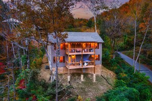 Exterior - 4/4 Cabin w 4 King Suites|Hot Tub|Views 5 min to Gatlinburg! (Gatlinburg)
