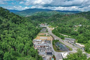 Aerial view - 4/4 Cabin w 4 King Suites|Hot Tub|Views 5 min to Gatlinburg! (Gatlinburg)