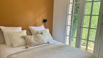 1 slaapkamer, een strijkplank/strijkijzer, wifi, beddengoed