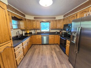 冷蔵庫、電子レンジ、オーブン、コンロ