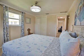 2 室のベッドルーム、デスク、アイロン / アイロン台、旅行用ベビーベッド