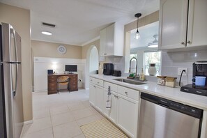 冷蔵庫、電子レンジ、オーブン、コンロ