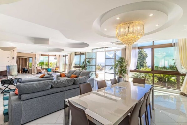 Smart-TV, Kamin, Videospiele