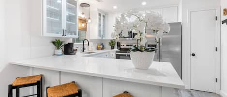 Refrigerador, microondas, horno y parrilla de estufa