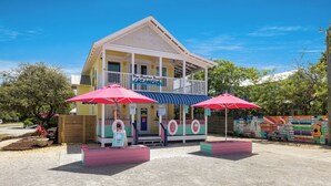 Un edificio con temática playera, con un letrero que dice "Blue Mountain Beach Creamery".