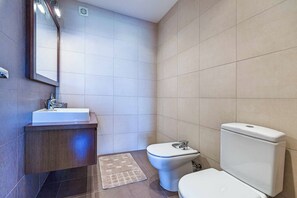 Bidet, towels