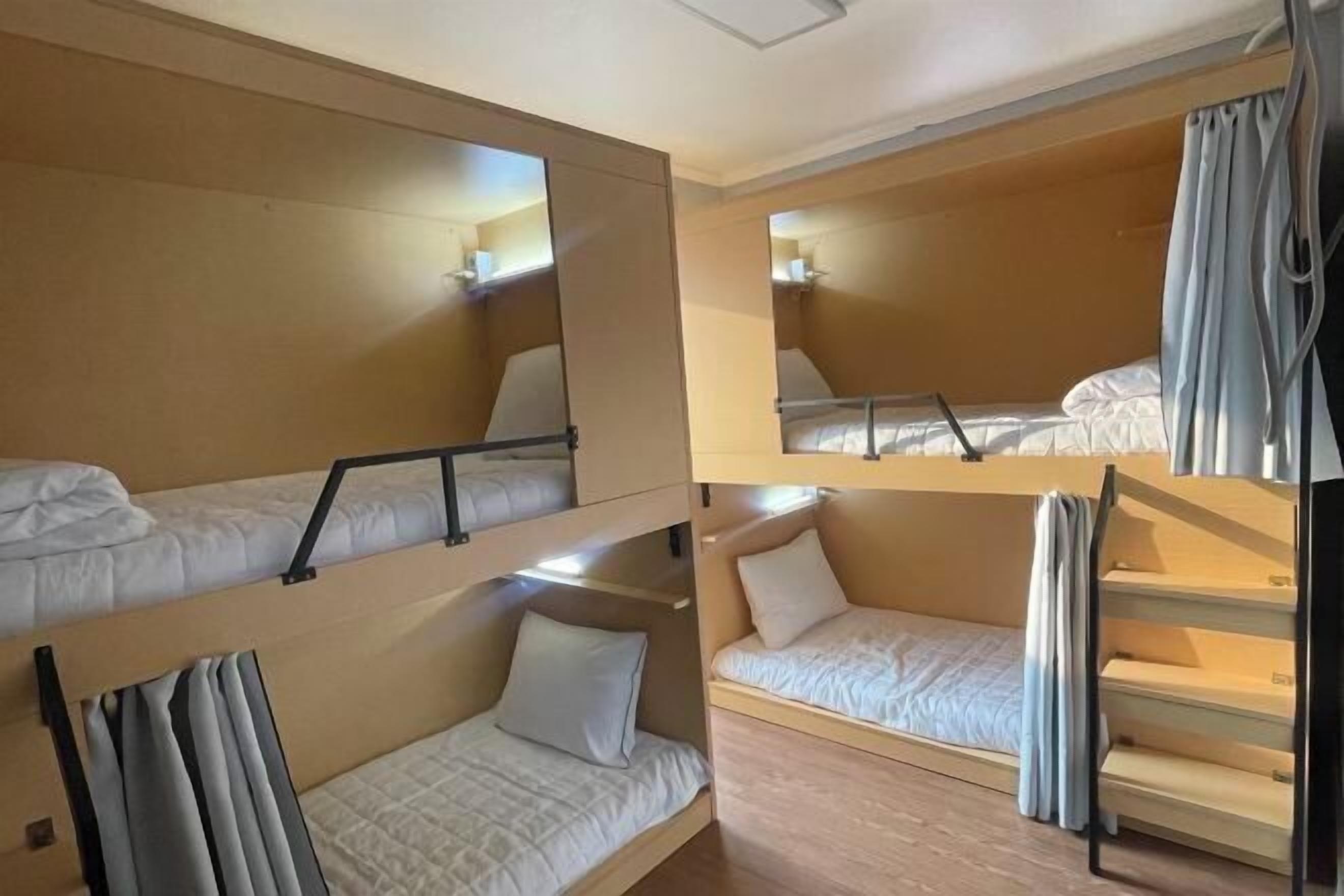 Cortinas blackout y sistema de insonorización 