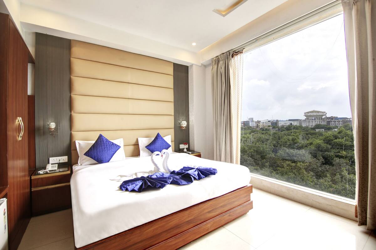 Deluxe Double or Twin Room, City View | In-room safe, soundproofing, iron/ironing board (on request)