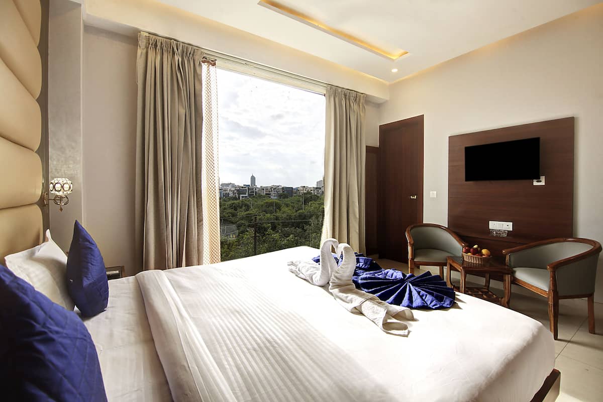 Luxury Double Room, Garden View | In-room safe, soundproofing, iron/ironing board (on request)