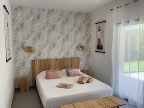 4 bedrooms, desk, iron/ironing board, WiFi