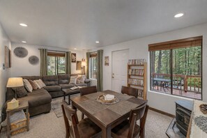 Smart TV, fireplace, DVD player - Alpine Getaway-Hot Tub, Dogs OK, Propane Firepit (Leavenworth)