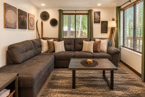 Smart TV, fireplace, DVD player - Hot Tub | Deck | Firepit | Boat Parking | BBQ (Leavenworth)