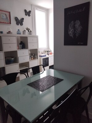 Dining - T2 Lumineux, vue Dégagée, Proche Toutes Commodités, Loisirs, Transports (Pau)