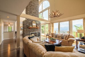 TV, fireplace - *Luxurious 5BD Chalet w/ VIEWS! Hot Tub + Arcade* (Gatlinburg)