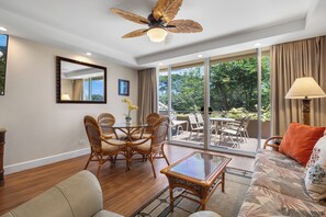 Tv, dvd-spelare, ett bordtennisbord och en stereo