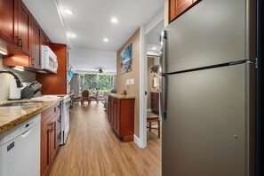Refrigerador, microondas, cafetera y tetera y tostadora 