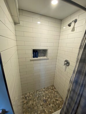Shower, hair dryer, towels, soap - West End Lodging 
 (Sault Ste. Marie)