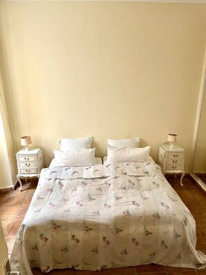 3 室のベッドルーム、デスク、WiFi、ベッドシー ツ