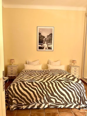 3 bedrooms, desk, WiFi, bed sheets