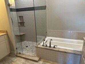 Hair dryer, towels, soap, toilet paper - Charming 3-bedroom house with River views 
in Bay St. Louis (Bay St. Louis)