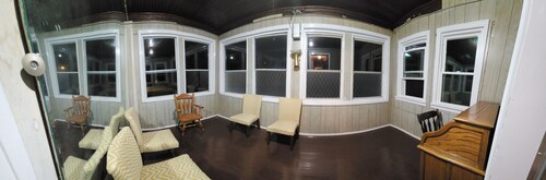 Cozy 3-bedroom house in charming Buffalo with WiFi, AC