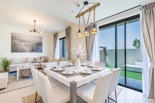 Conveniently Located to Airport & Expo City 4BRTownhouse w/ AsstRm at Parkside2