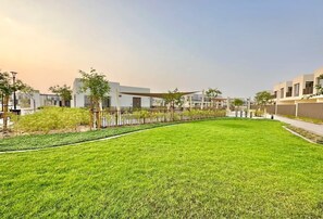 Property grounds - Conveniently Located to Airport & Expo City 4BRTownhouse w/ AsstRm at Parkside2 (Dubai)