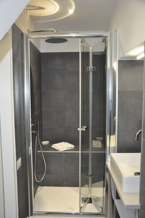 Ducha, secador de pelo, bidé y toallas