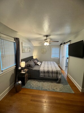 4 bedrooms, iron/ironing board, WiFi, bed sheets