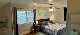 Lovely& Spacious 4-bedroom house in charming Roanoke with WiFi, AC, King Bed