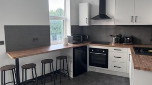 Fridge, microwave, oven, stovetop - Modern City Apartment in Manchester (Manchester)
