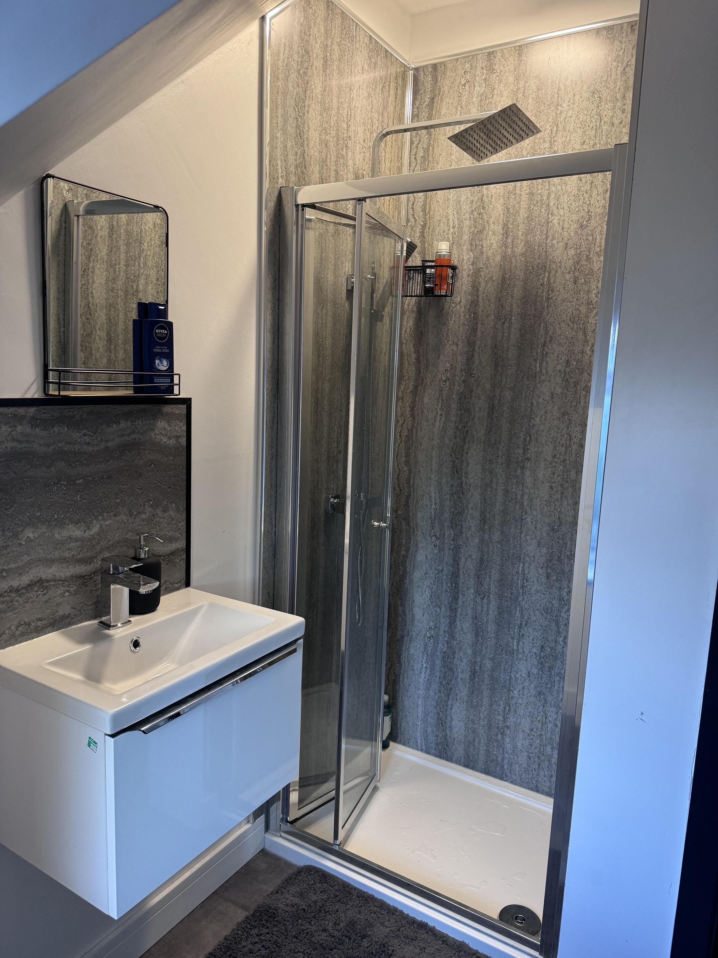 Apartamento | Banheiro | Chuveiro, secador de cabelo, toalhas de banho, papel higiênico