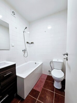 Een haardroger, handdoeken, zeep, toiletpapier