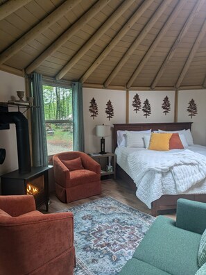 1 bedroom, internet, bed sheets - Luxury yurt cabin on park-like property 10 minutes from scenic Grand Rapids. (Grand Rapids)