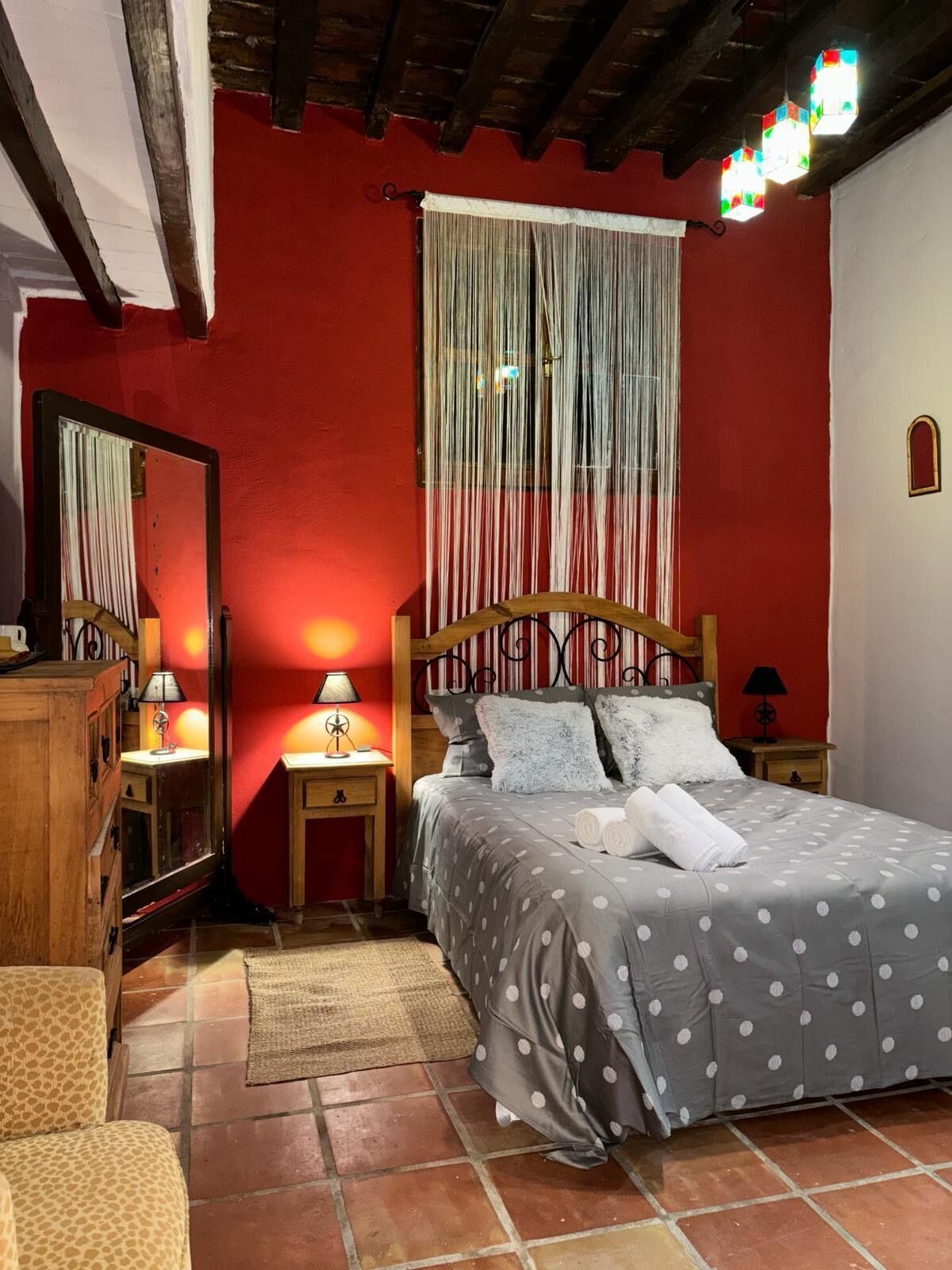 8 slaapkamers, een strijkplank/strijkijzer, wifi, beddengoed