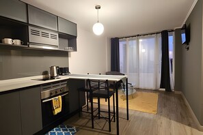 Departamento | Cocina privada | Refrigerador, microondas, horno y tetera eléctrica 