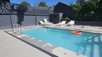 Huoneisto | Uima-allas | Kauden mukainen ulkouima-allas