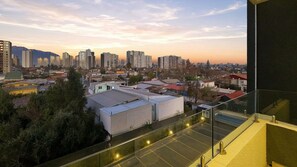 Un paisaje urbano con edificios altos y un estacionamiento.