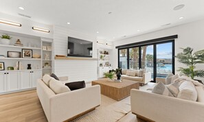 Smart-tv, een open haard en een tafeltennistafel