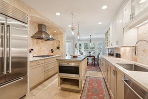 Fridge, microwave, oven, dishwasher - 41 Turtle Lane Club - Sea Pines Townhome, Walk to the Beach! (Hilton Head Island)