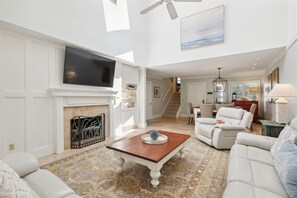 TV - 41 Turtle Lane Club - Sea Pines Townhome, Walk to the Beach! (Hilton Head Island)