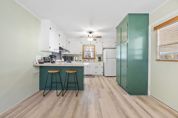 Kylskåp, mikrovågsugn, ugn och spishäll