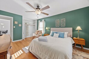 3 bedrooms, in-room safe, desk, iron/ironing board - Cozy Ranch Near Downtown Large Fenced Yard (Raleigh)