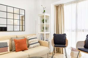 Dúplex familiar | Área de sala de estar | Televisión de 50 pulgadas con canales por cable 