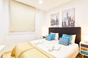 2 Schlafzimmer, Daunenbettdecken, individuell dekoriert