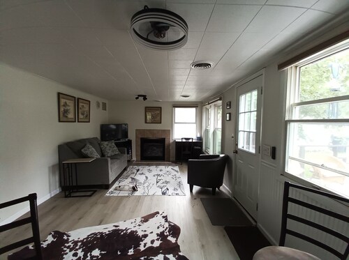 Cottage on Conesus lake w private shared lake access/beach, fireplace & AC